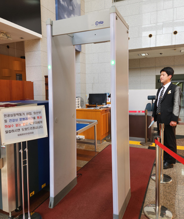 문형검색대 통과 및 핸드스캐너를 통한 검색 사진2